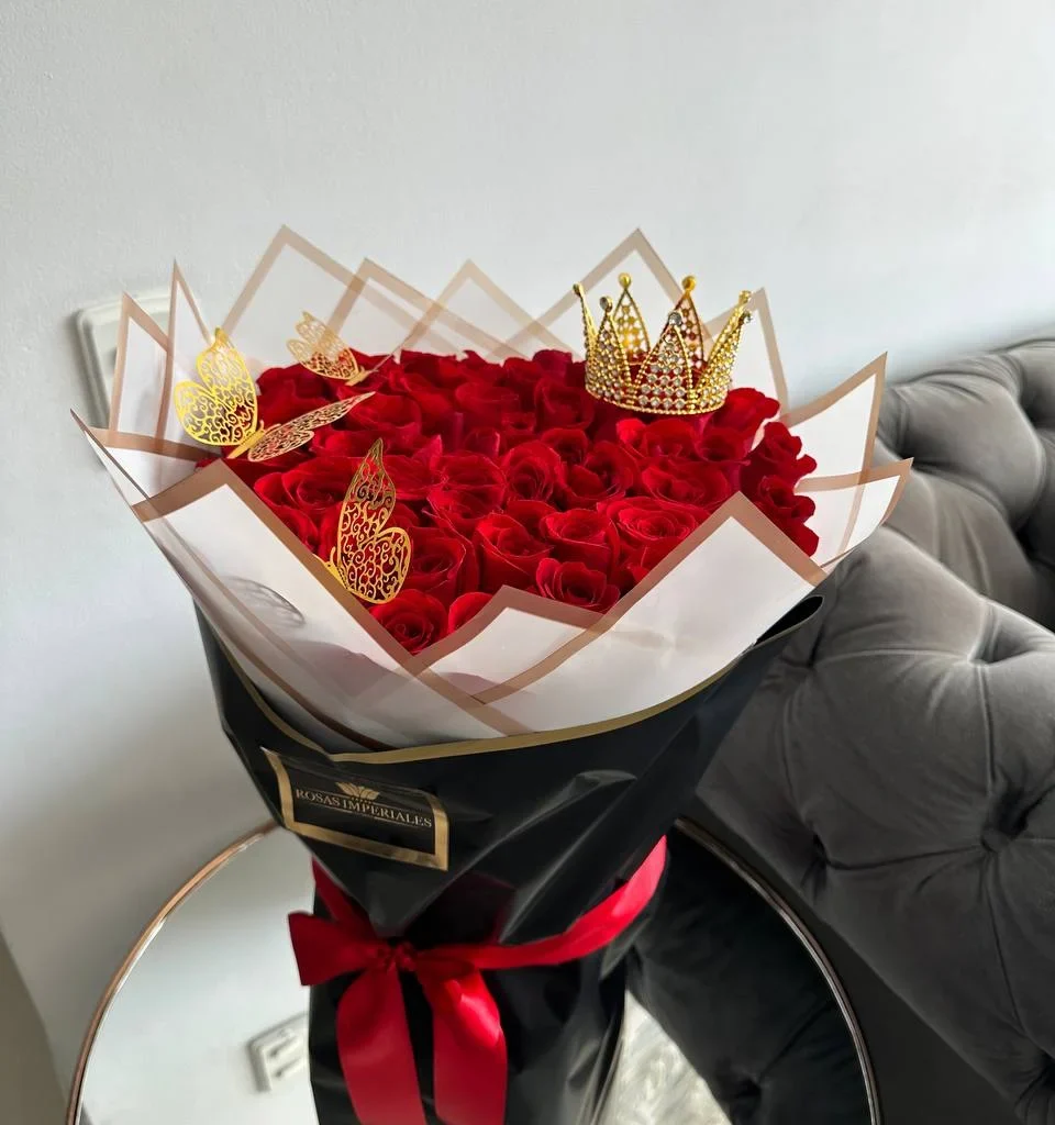 Bouquet buchón 50 rosas con base corona y mariposas
