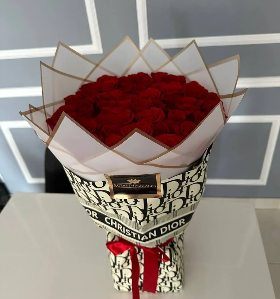 Bouquet buchón 50 rosas con base (papel Dior negro)