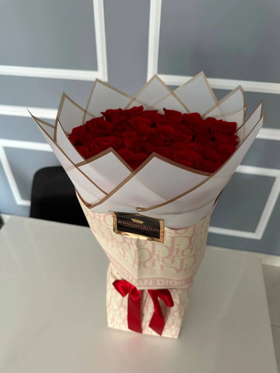 Bouquet buchón 50 rosas con base (papel Dior rosado)