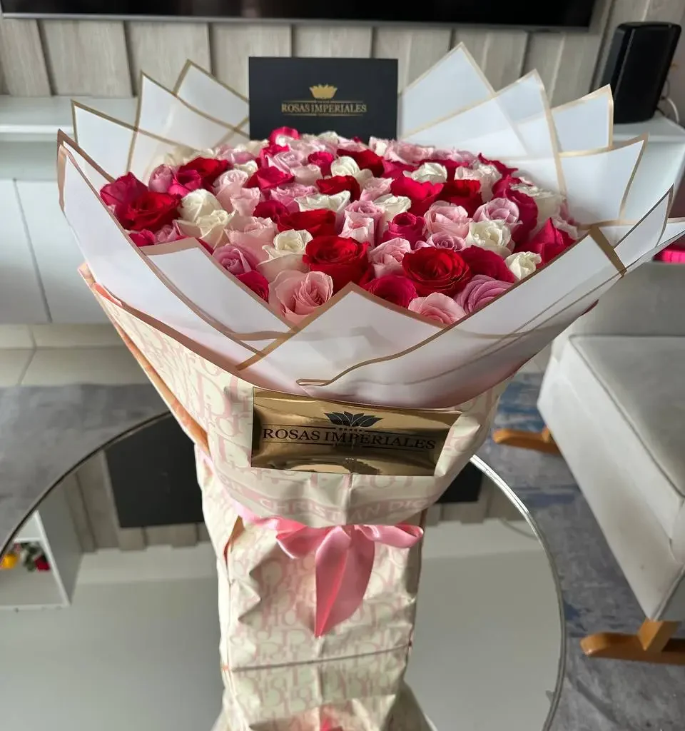 Bouquet buchón con base 100 rosas