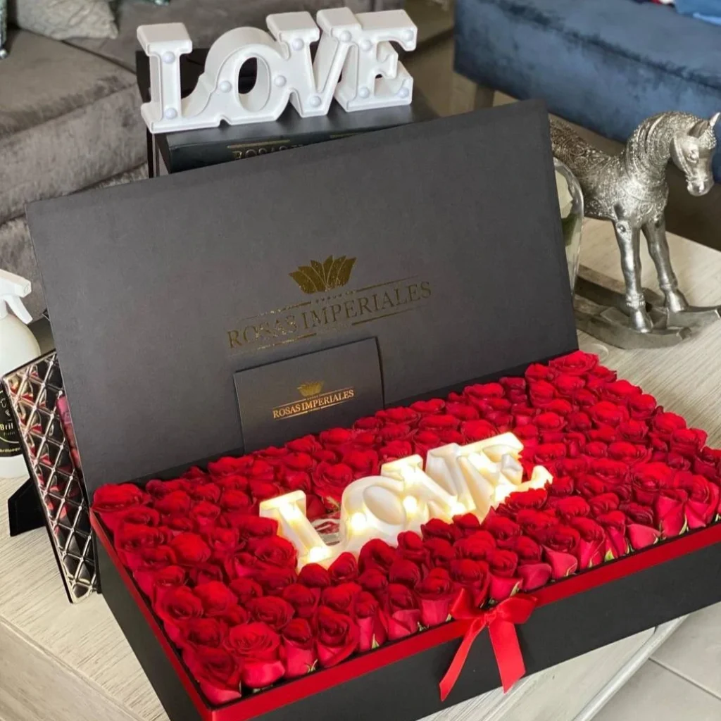 Caja XL con LOVE luminoso