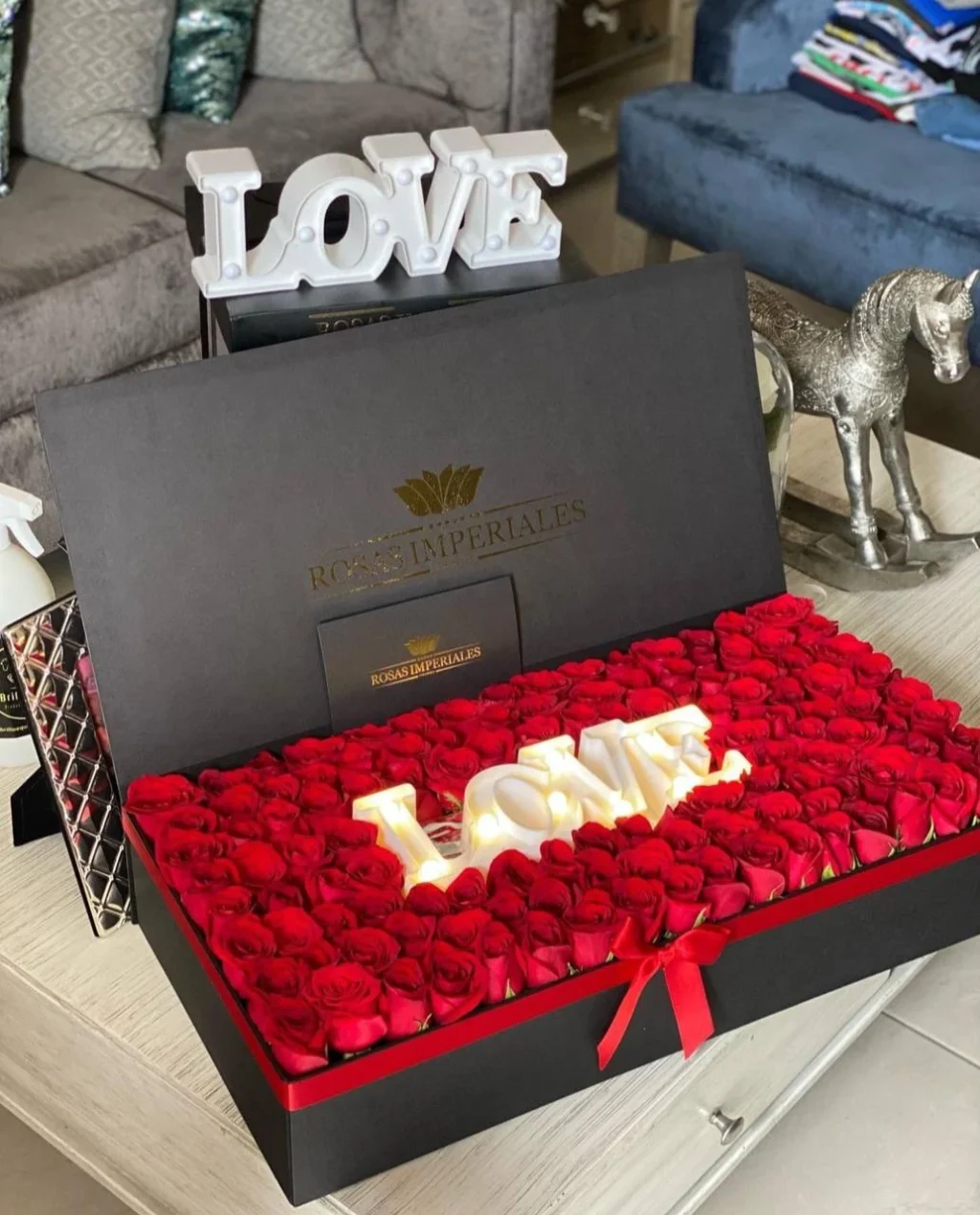 Caja XL con LOVE luminoso