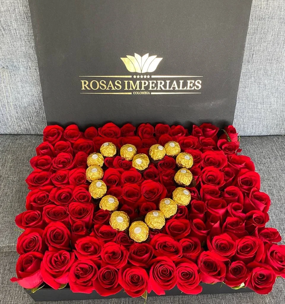 Caja plana 100 rosas y corazón formado por ferrero