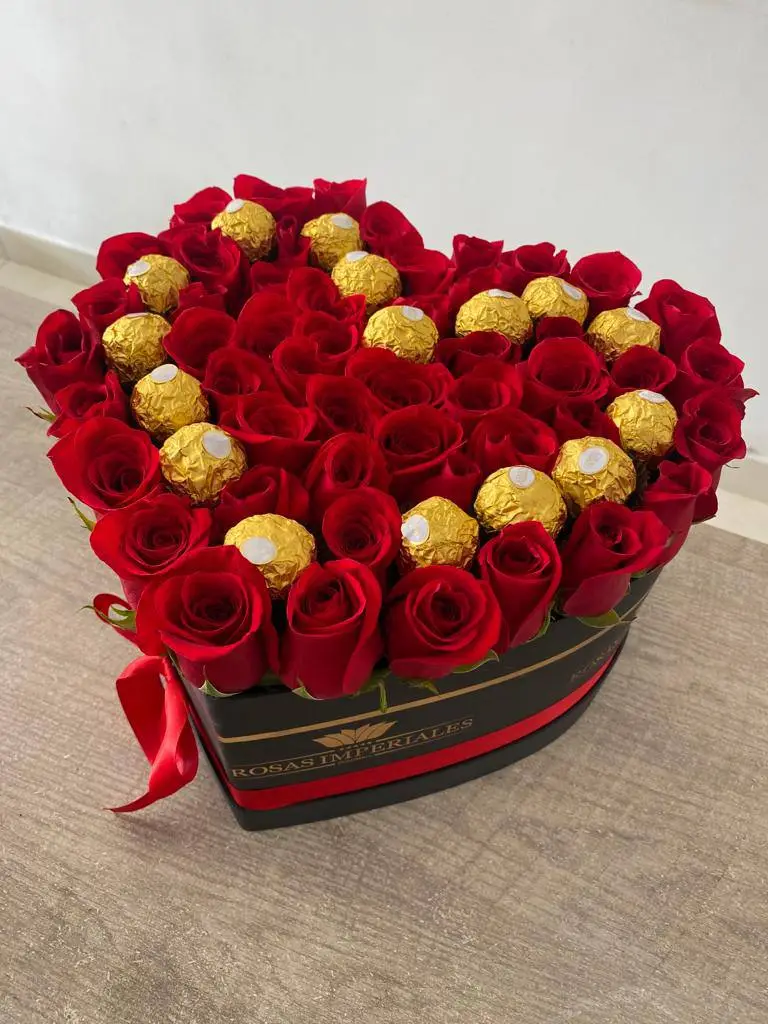 Corazón mediano 44 a 50 rosas con 16 ferrero