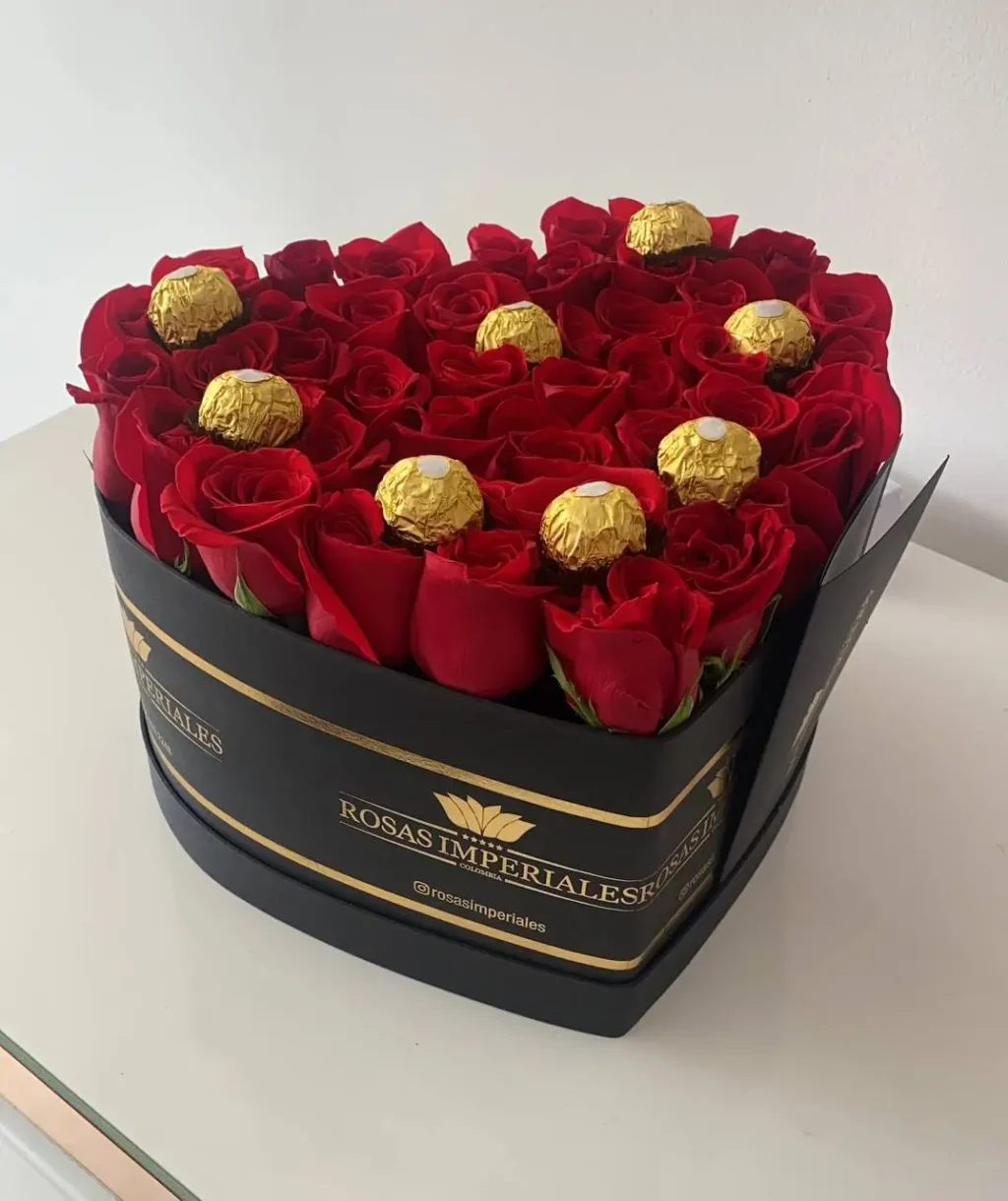 Corazón mediano 44 a 50 rosas con 8 ferrero