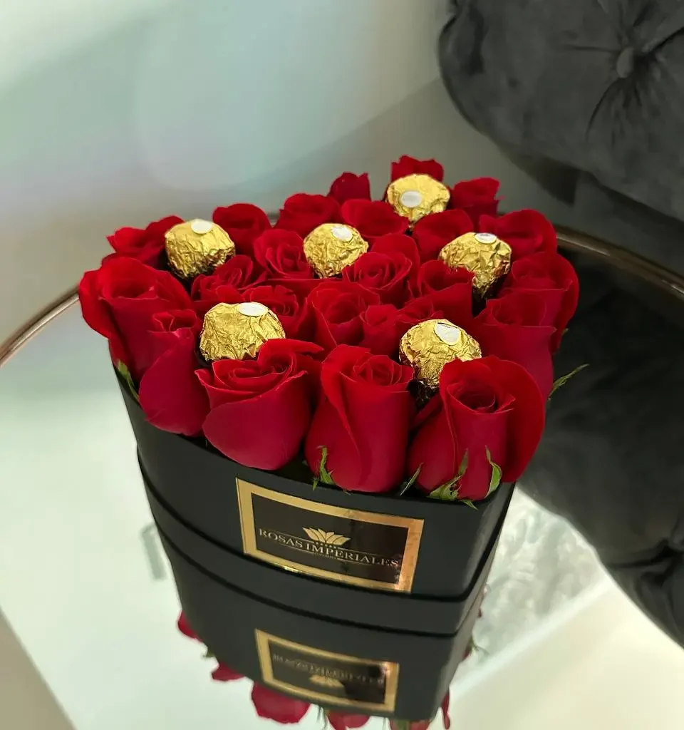Corazón pequeño 24 rosas y 6 ferrero