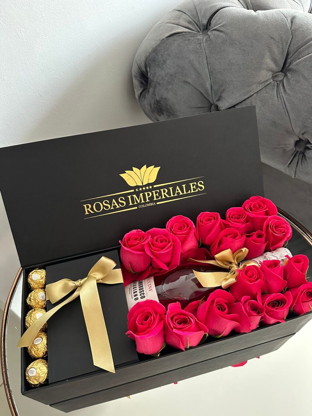 Estuche con rosas botella Lambrusco y ferrero rocher